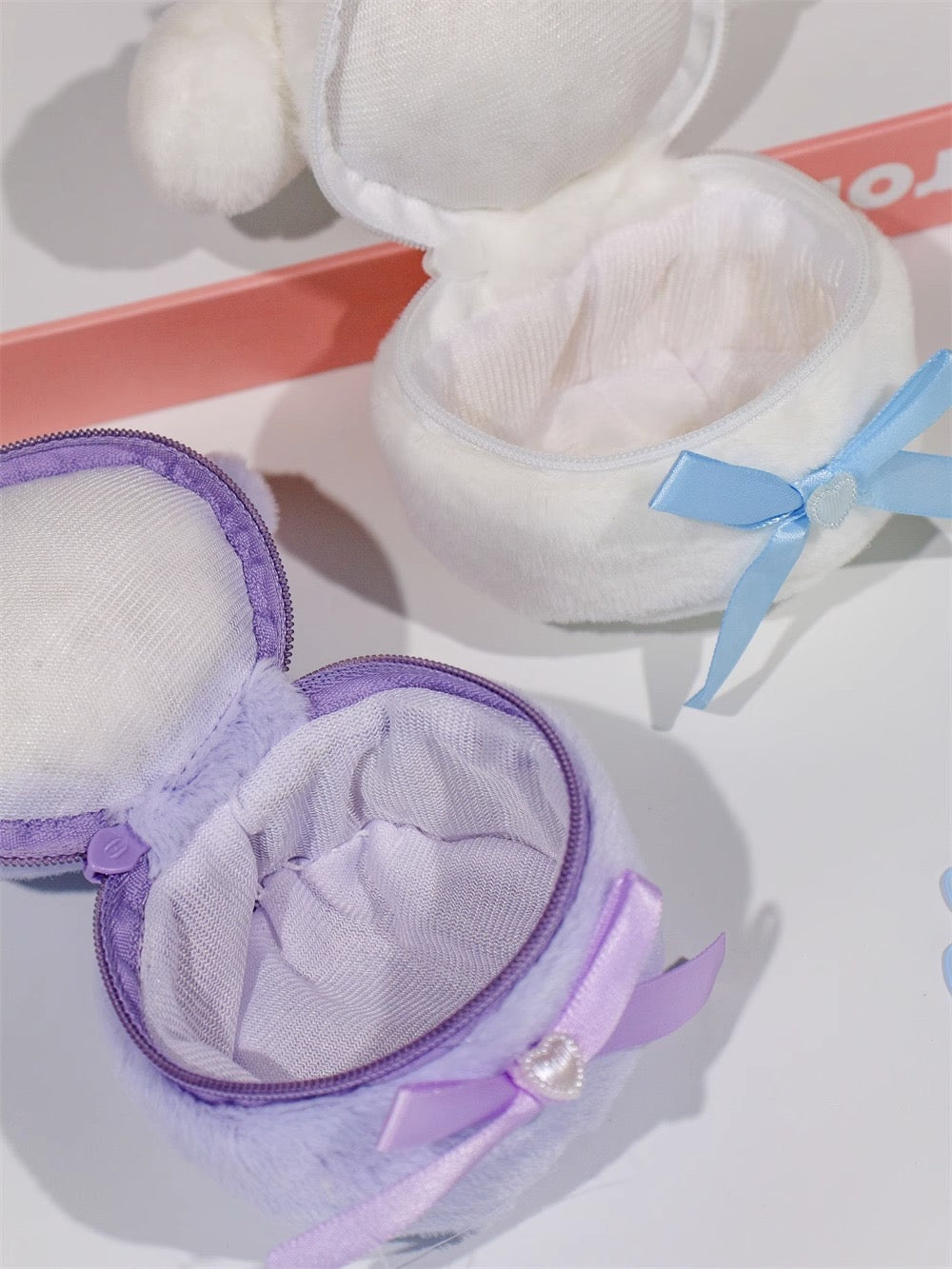 Add a touch of cuteness to your day with this soft plush coin purse!
Perfect for holding coins, small accessories, or keys — it’s both adorable and practical.