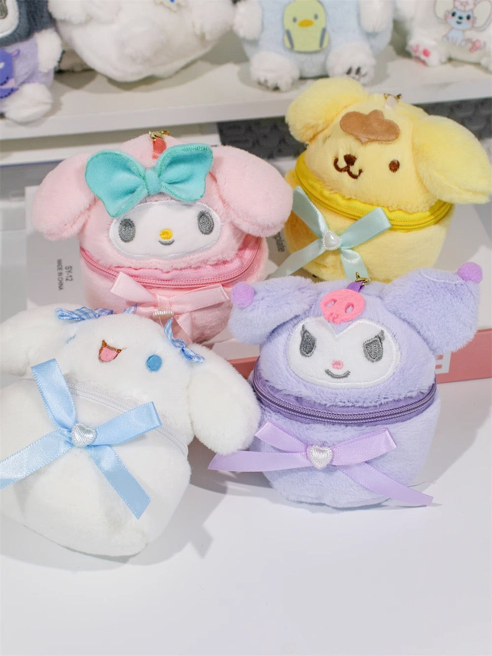 Add a touch of cuteness to your day with this soft plush coin purse!
Perfect for holding coins, small accessories, or keys — it’s both adorable and practical.